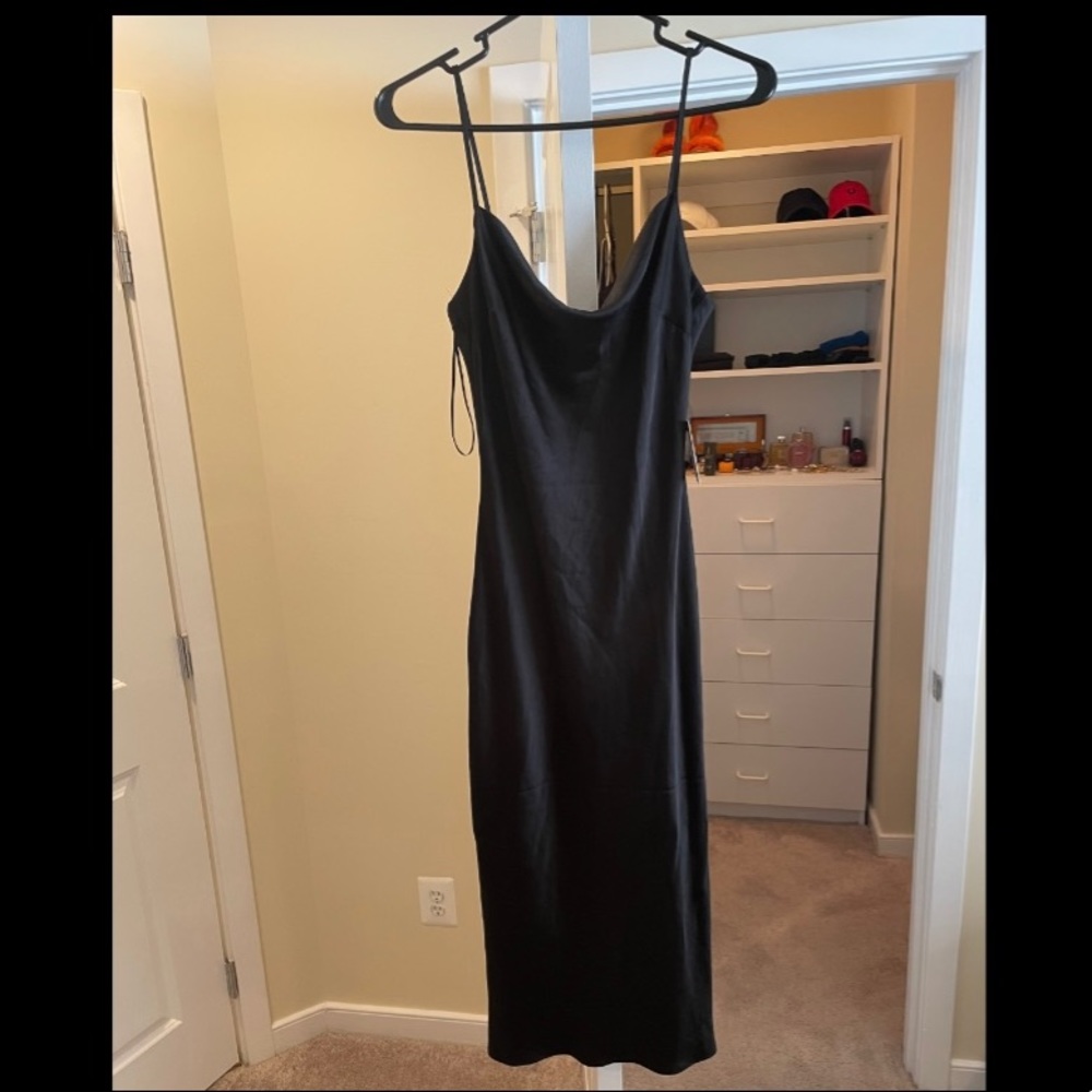 Full view of this beautiful all black silky dress😍